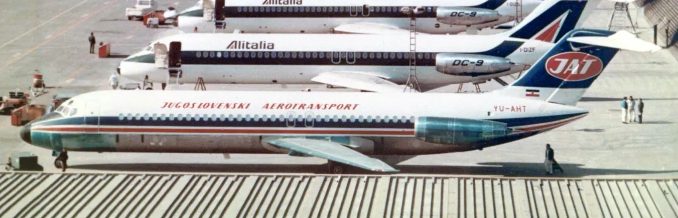 צילום: מטוס נוסעים דו-מנועי מדגם DC-9 בצבעי חברת התעופה היוגוסלבית JAT, עומד על מסלול בשמש